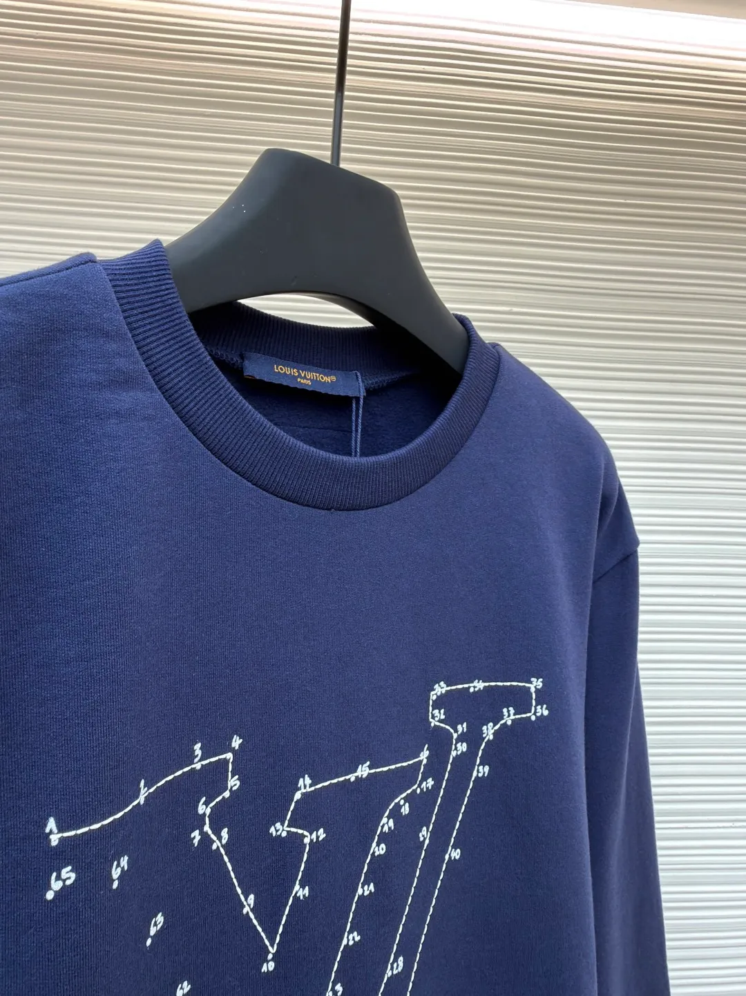 LOUIS VUITTON constellation embroidered round neck sweatshirt ●Original version: purchased and developed for 7499 ●Item number: 1681804-A90 ●Fabric: cotton sweatshirt fabric ●Technology: embroidery production ●Color: navy blue ●Version: fitted version ●Weight: about 485 grams ●Size: S-M-L-XL ●Description: 32s double-ply cotton sweatshirt fabric After the gray cloth is dyed and finalized, the base fabric is subjected to a fleece shearing process. An eight-claw machine is used for screen printing and laser engraving on kefir. The printing effect is matte and feels light and thin. The embroidery uses a Tajima embroidery machine imported from Japan. The overall wiring is straight and delicate, the fabric is comfortable and soft, and the color is consistent without color difference. It can be matched with the same style to create a fashionable look and control various occasions. Customized accessories, complete with three standards, same style for men and women!